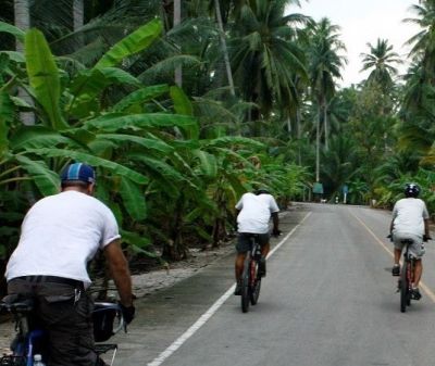 Derek Stewart Cycling on the  tour with redspokes